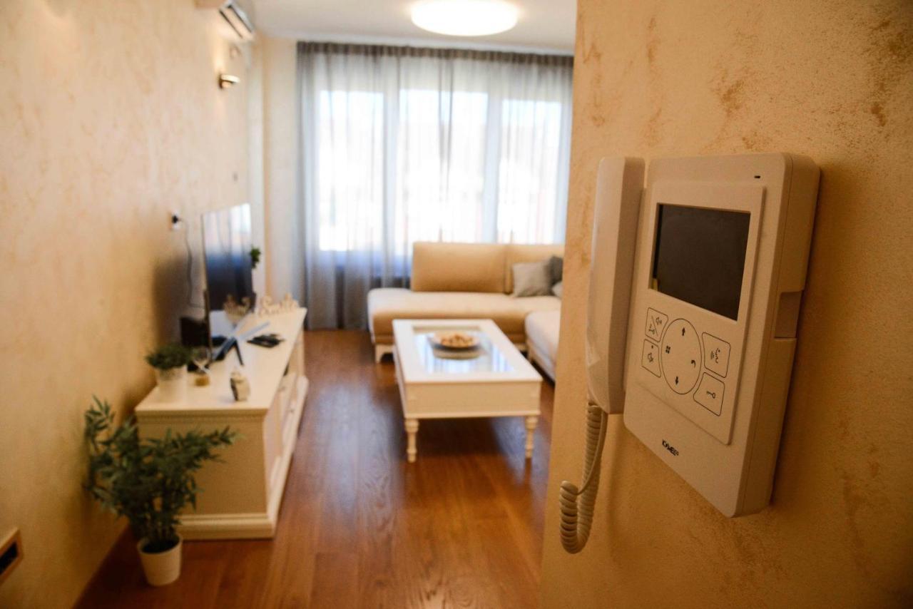 Tesla 70 Apartment With Secure Parking In The Garage 노비사드 외부 사진